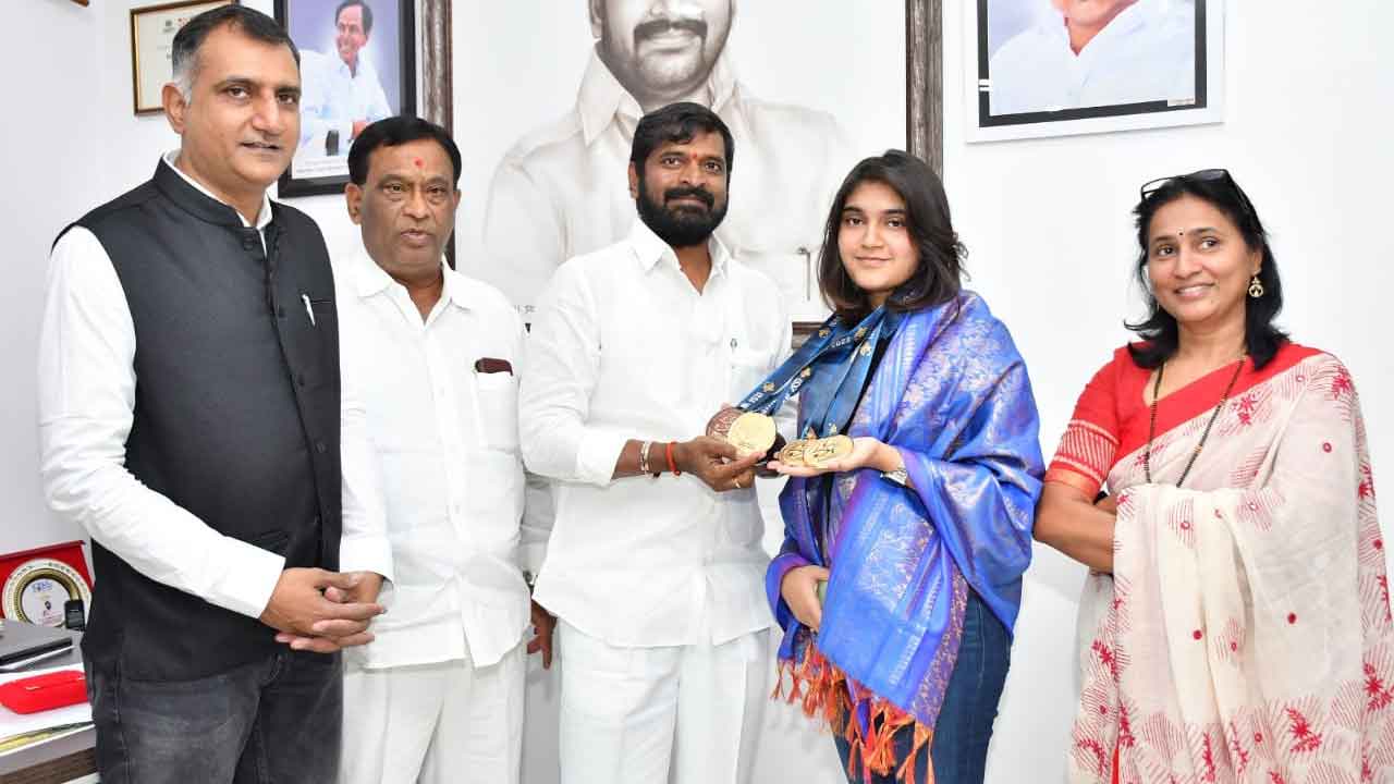 షూటింగ్‌ క్రీడాకారిణి ఇషాసింగ్‌ను అభినందించిన మంత్రి శ్రీనివాస్‌ గౌడ్‌