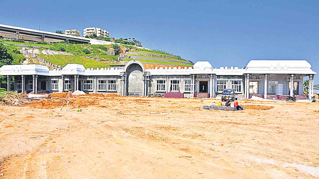 గుట్టలో సర్వహంగులతో వ్రత మండపం