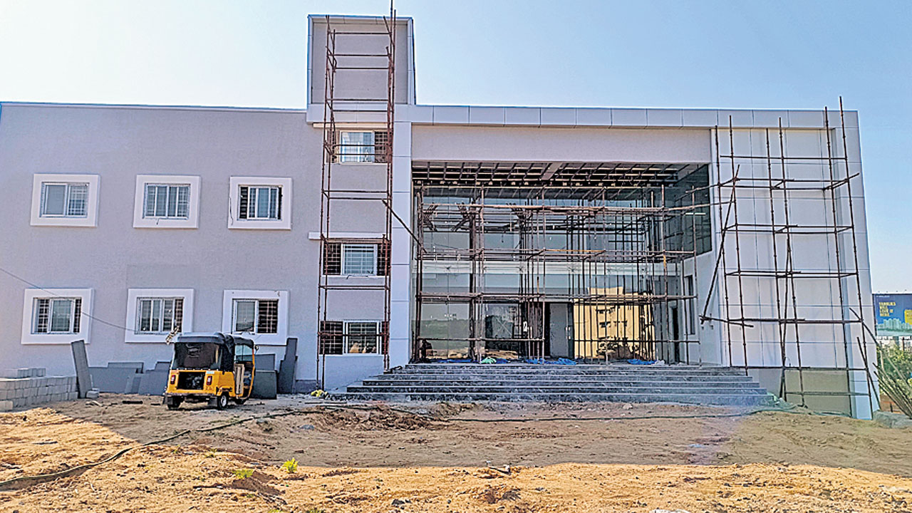 సువిశాల ప్రాంగణం.. ఆధునిక హంగులు