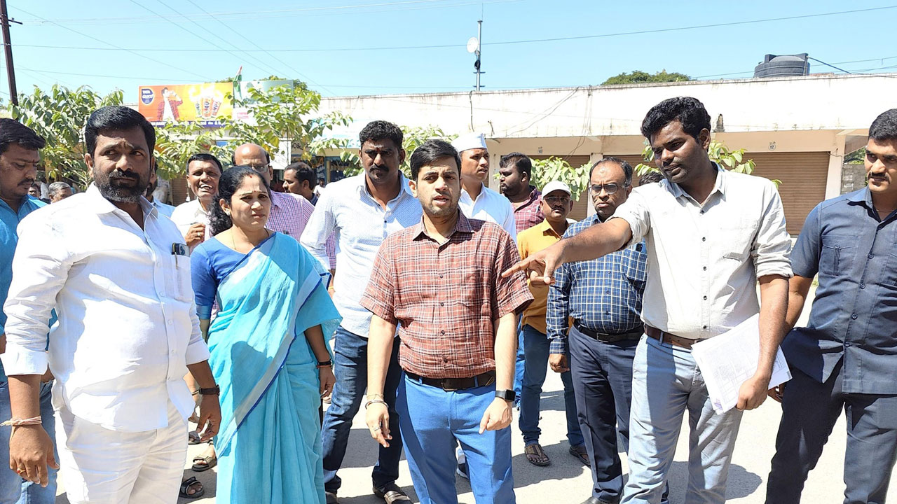 అభివృద్ధి పనుల్లో వేగం పెంచాలి