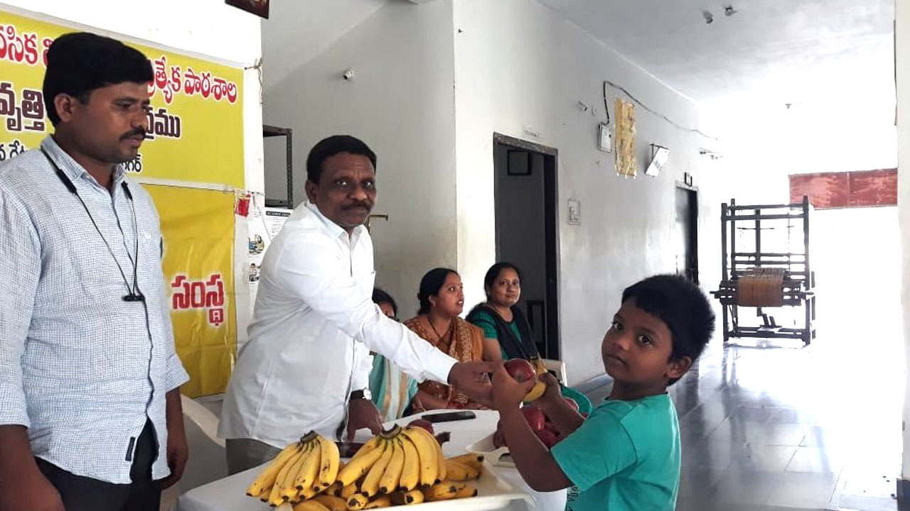 పిల్లలను కంటికిరెప్పలా చూసుకోవాలి