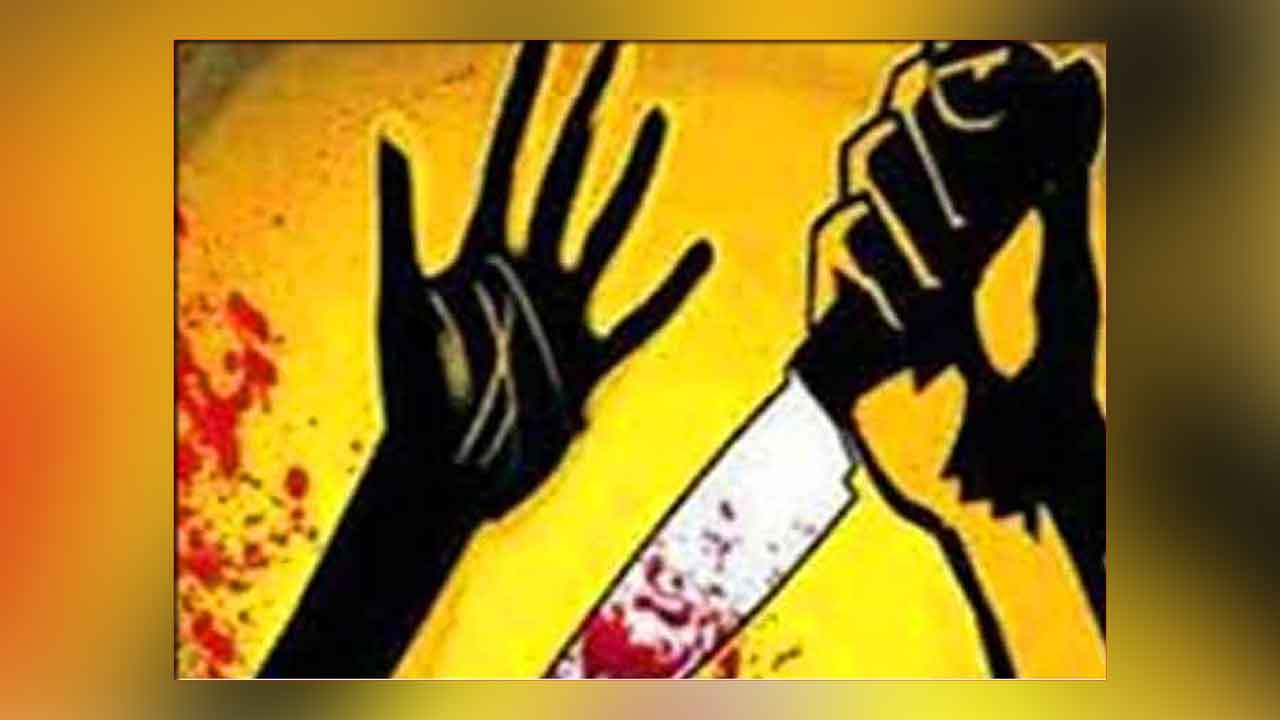 బైక్‌పై వెళ్తుండగా గొంతు కోసిన భార్య.. భర్త పరిస్థితి విషమం