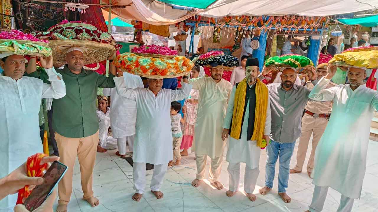 బీఆర్‌ఎస్‌ దేశవ్యాప్త ప్రజాదరణ పొందాలని ఆజ్మీర్‌ దర్గాకు చాదర్‌ సమర్పణ