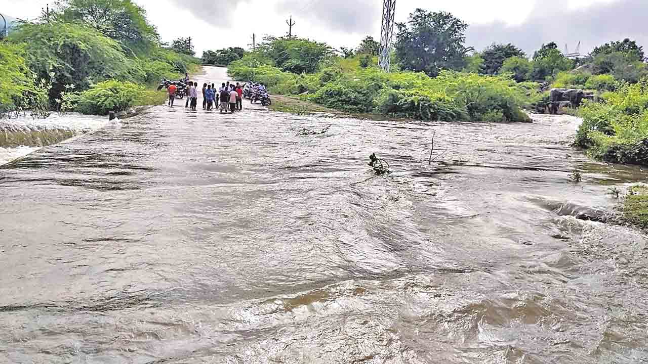 పొంగిపొర్లుతున్న వాగులు, వంకలు