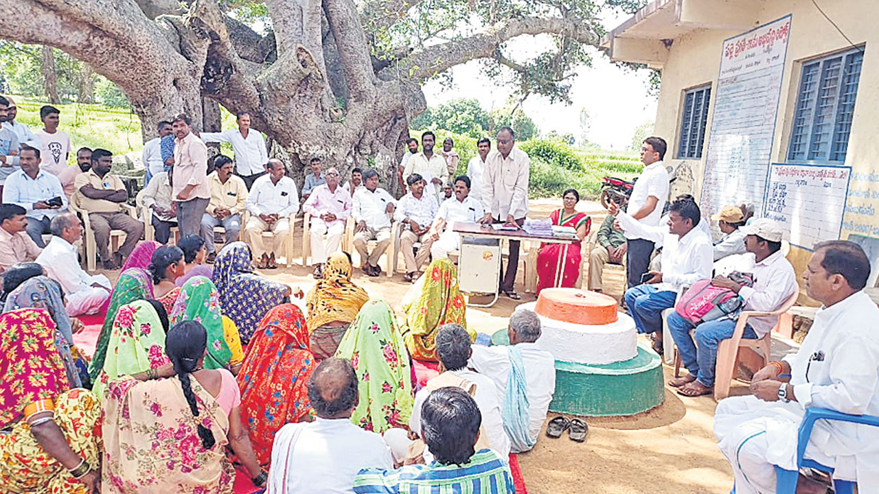 పోడు రైతుల కుటుంబాల్లో వెలుగులు