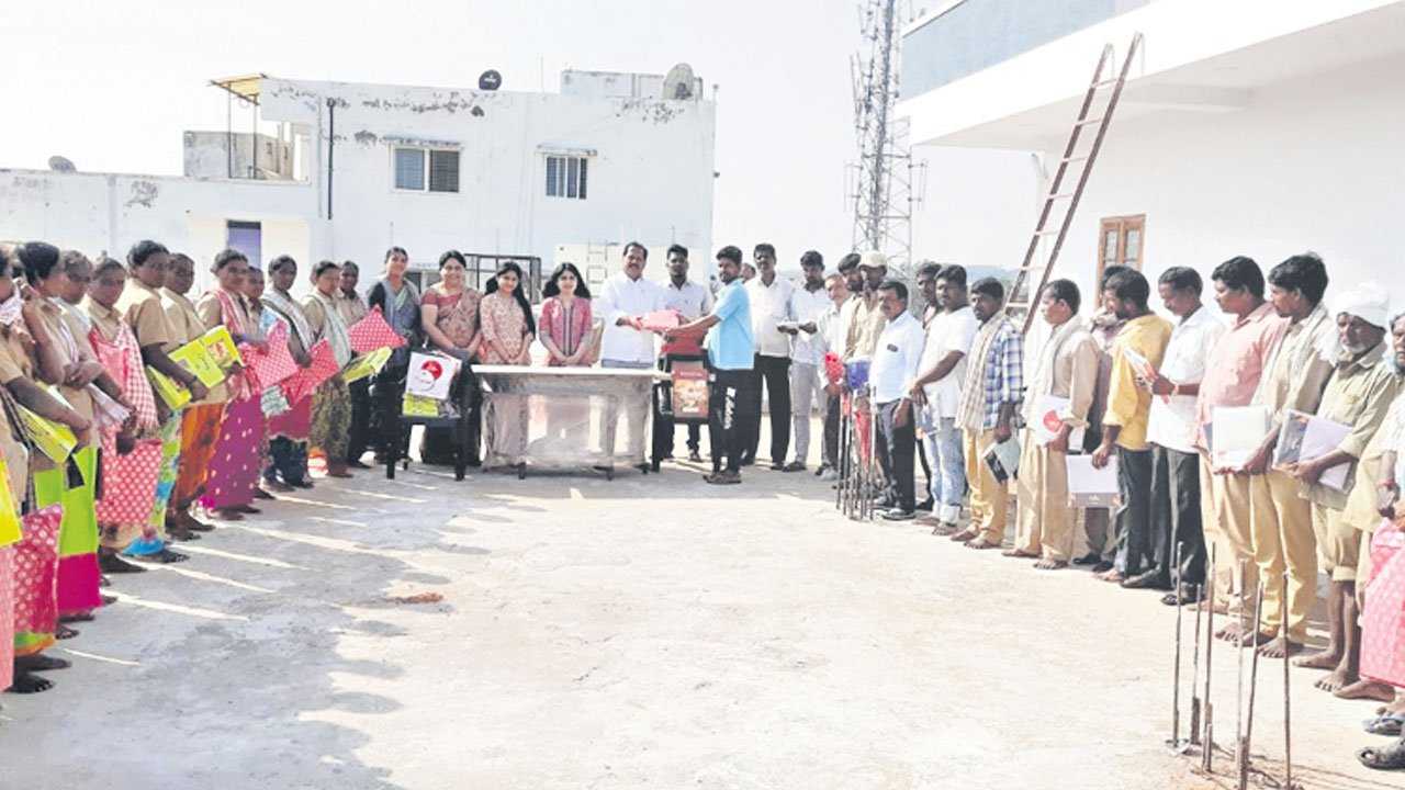 కార్మికులకు దుస్తుల బహూకరణ