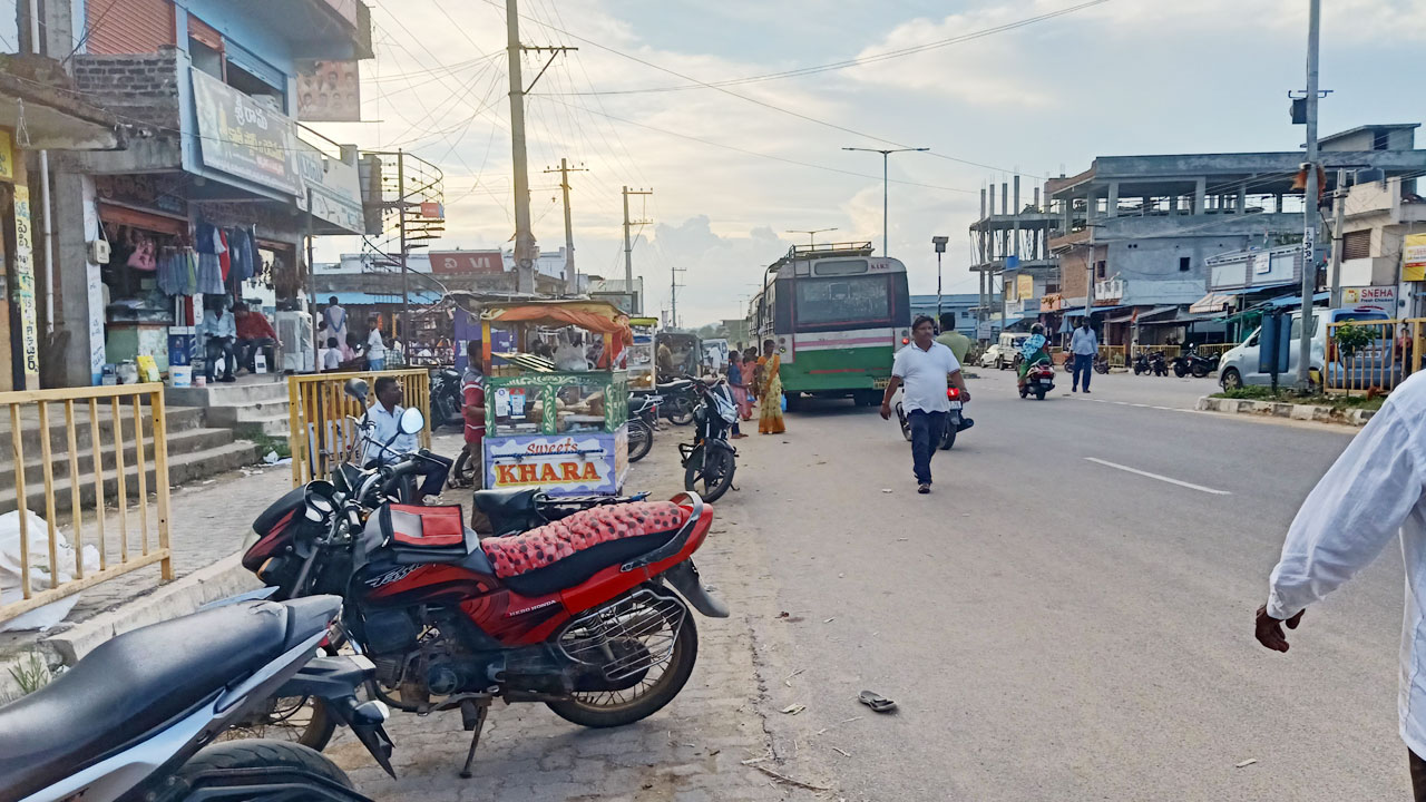 ఇష్టారాజ్యంగా రోడ్డుపై పార్కింగ్‌లు