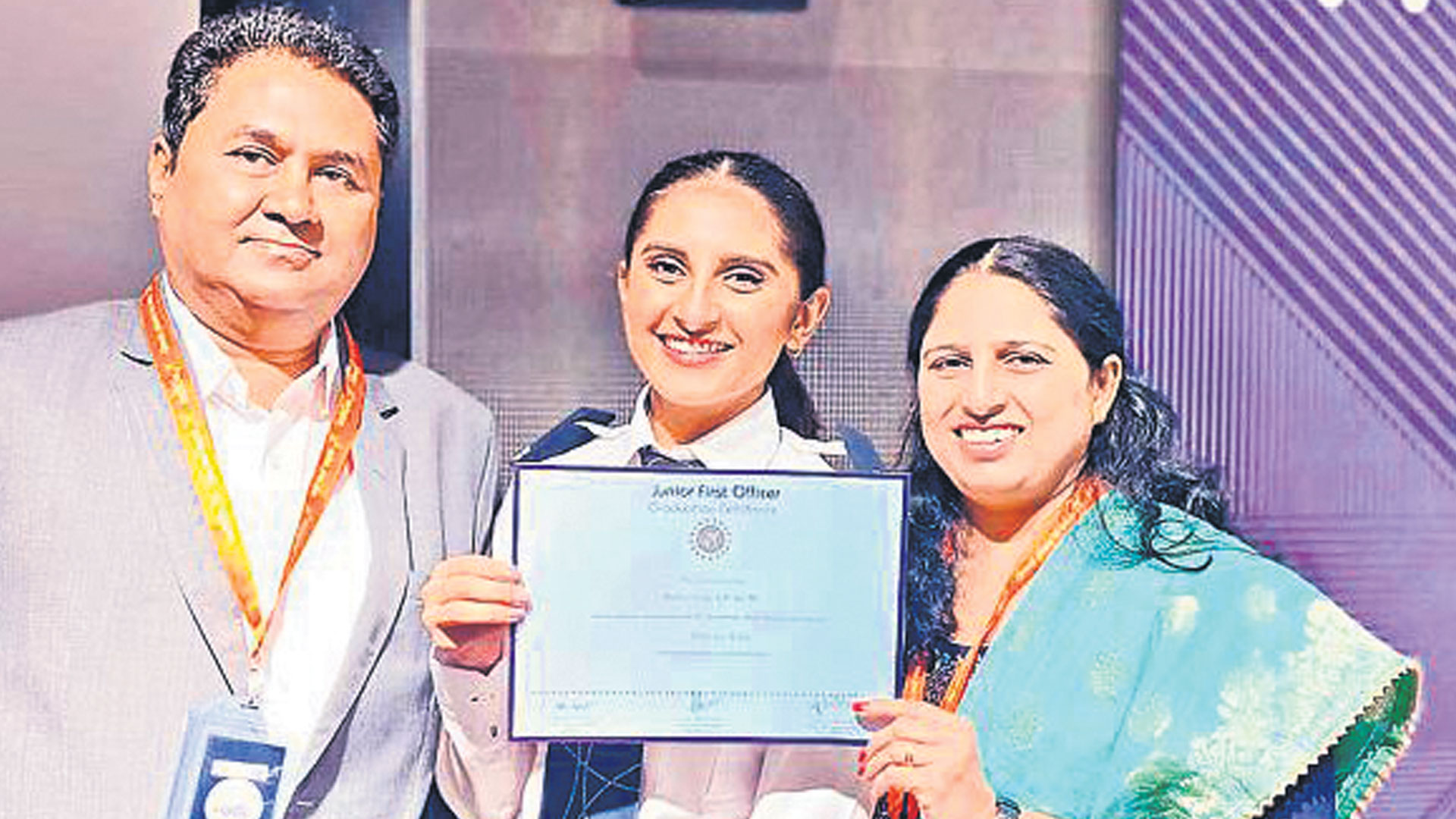 కూతురికి పైలట్‌ ఉద్యోగం