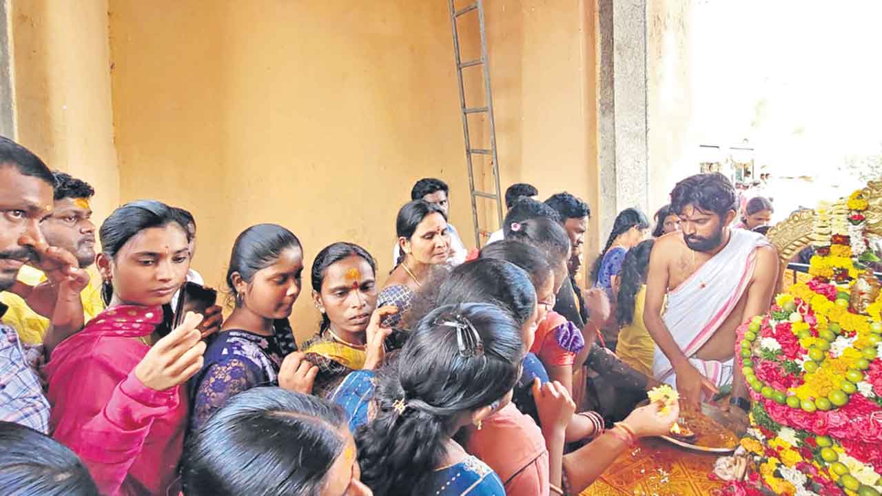 ఆలయాలు జనసంద్రం