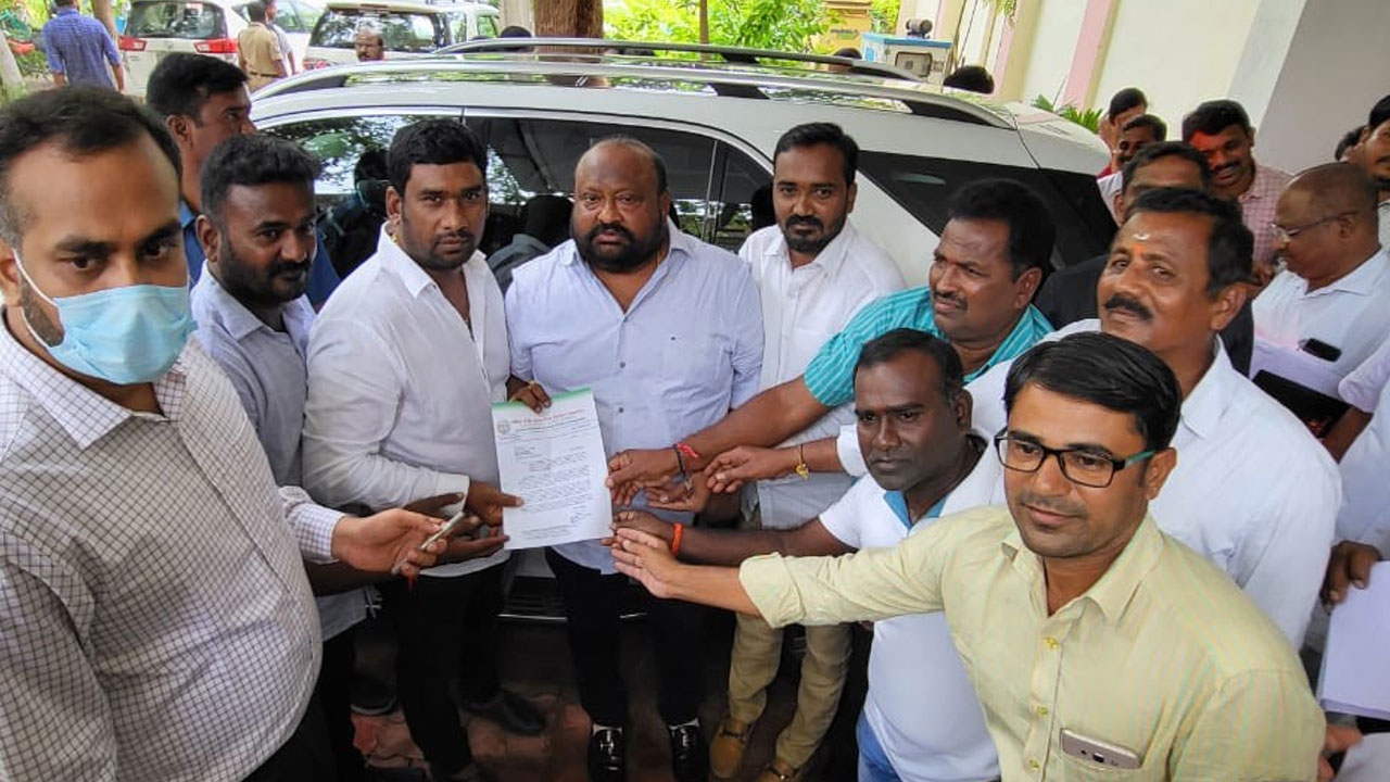 మార్కెట్‌ కమిటీకి నిధులు కేటాయించాలి