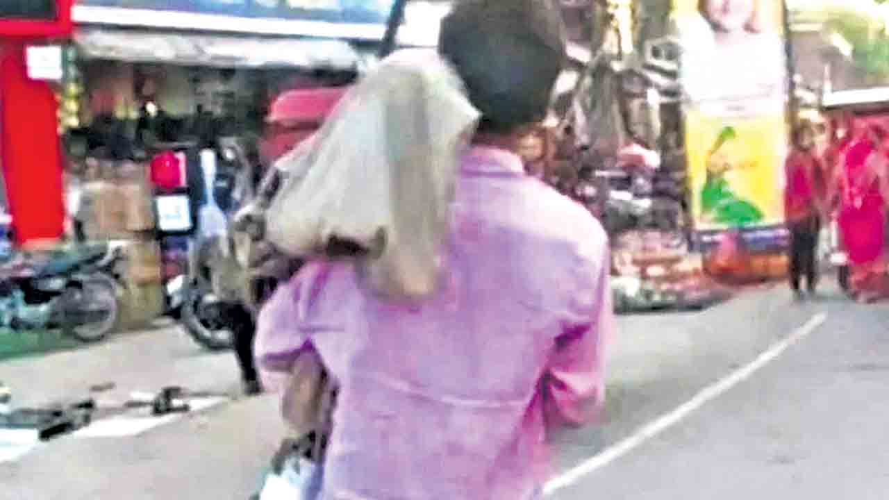 భుజంపై చిన్నారి మృతదేహంతో ఇంటికి