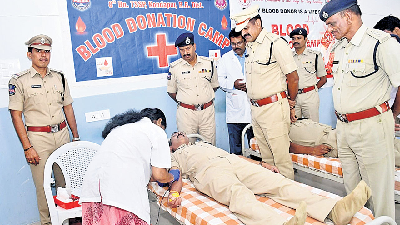 రక్తదానం చేసి ప్రాణదాతలవ్వాలి