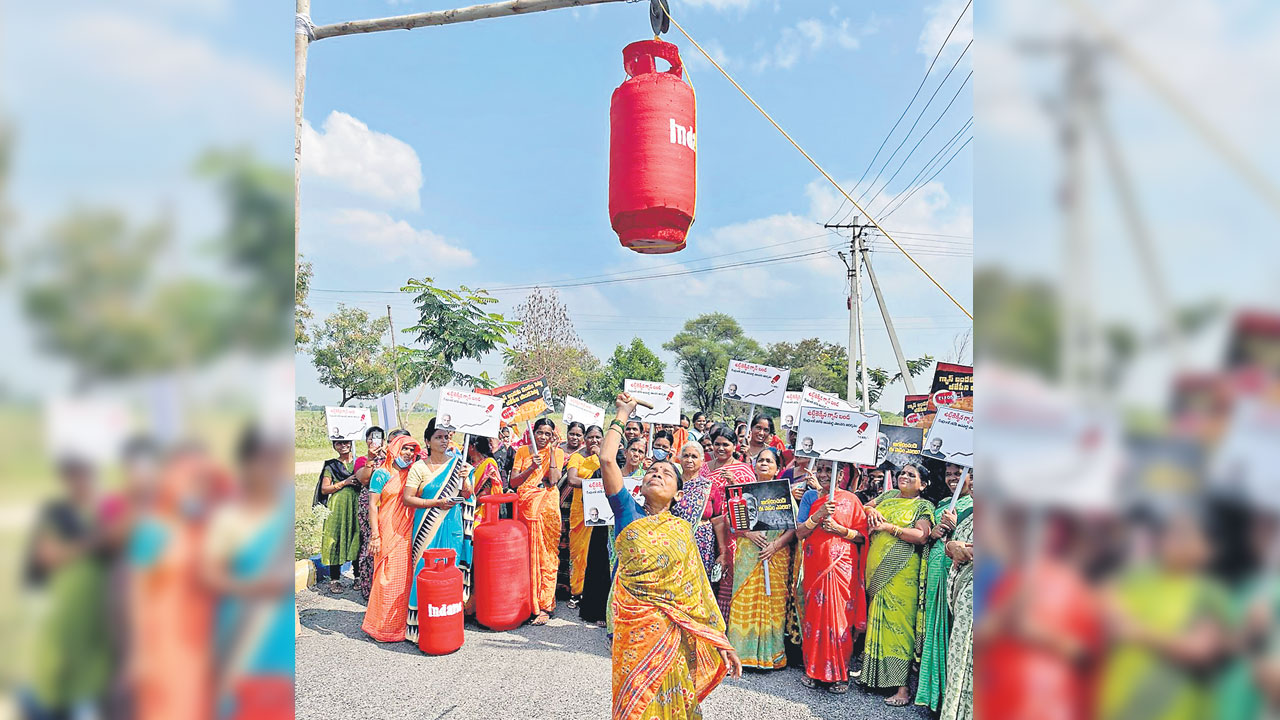 ఎనిమిదేండ్లలో మూడింతలు.. మోదీ పాలనలో వంటగ్యాస్‌ ధర మంట