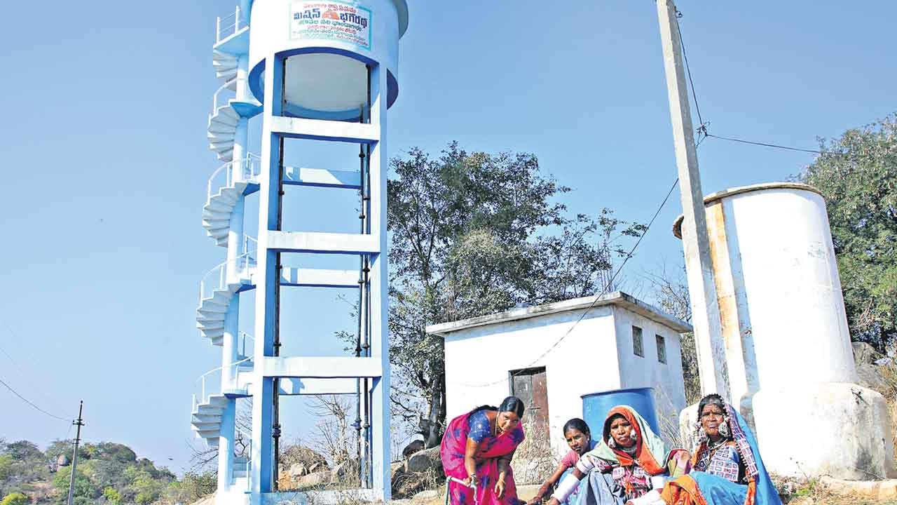 బతుకులు మార్చిన భగీరథుడెవరు?