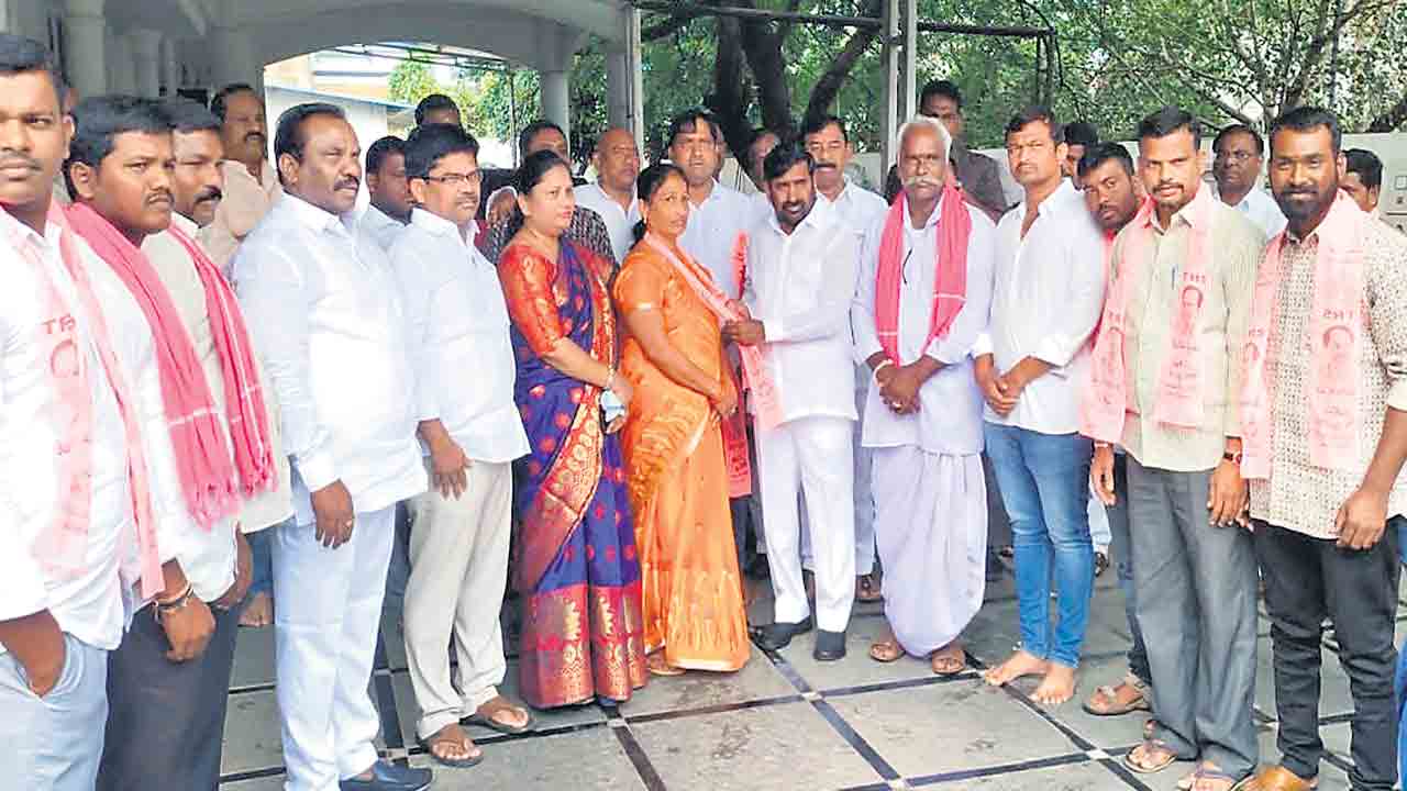 ఊళ్లకు ఊళ్లే గులాబీ బాట.. ఒకేరోజు కారెక్కిన ఆరుగురు సర్పంచులు