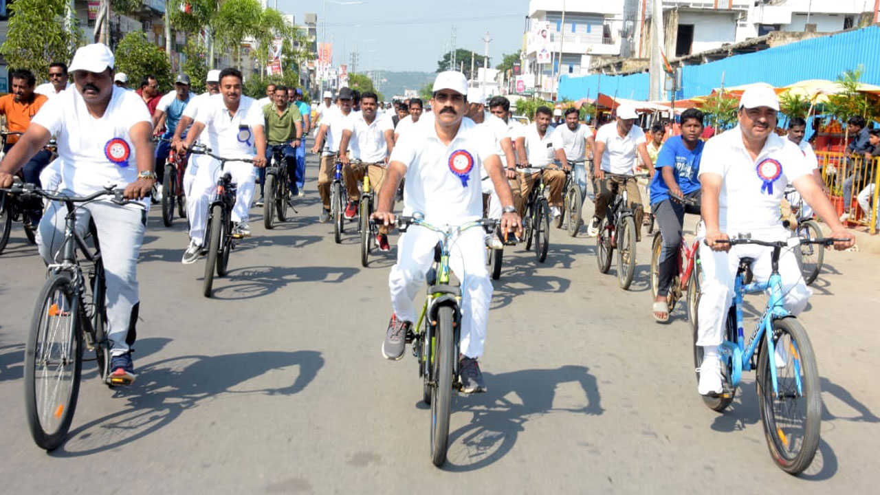 పోలీస్‌ అమరుల స్ఫూర్తితో సాగాలి