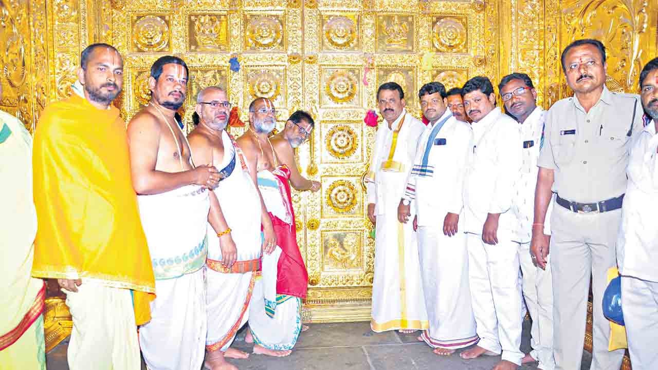 రాష్ట్రవ్యాప్తంగా ఆలయాల మూసివేత