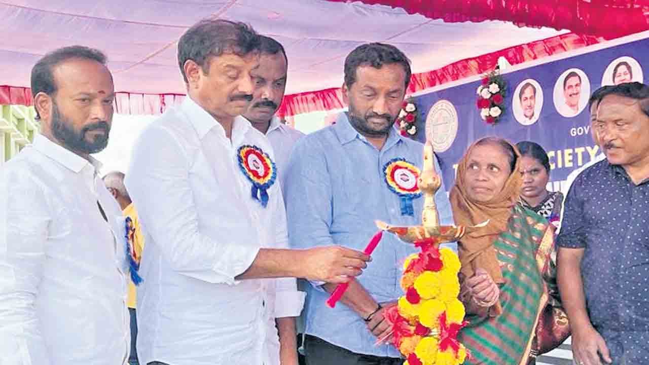గిరిజన విద్యార్థులు క్రీడల్లో రాణించాలి