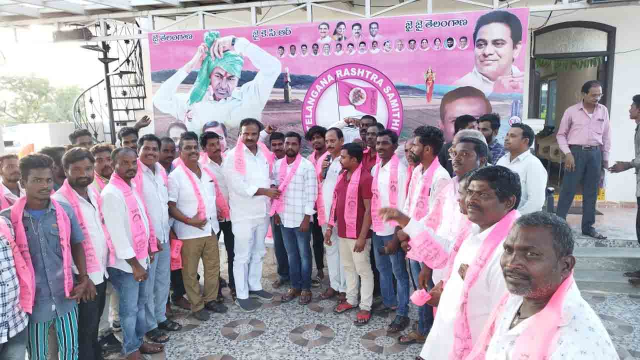 సంక్షేమ పథకాలకు ఆకర్షితులై.. టీఆర్‌ఎస్‌(బీఆర్‌ఎస్‌)లోకి వలసలు