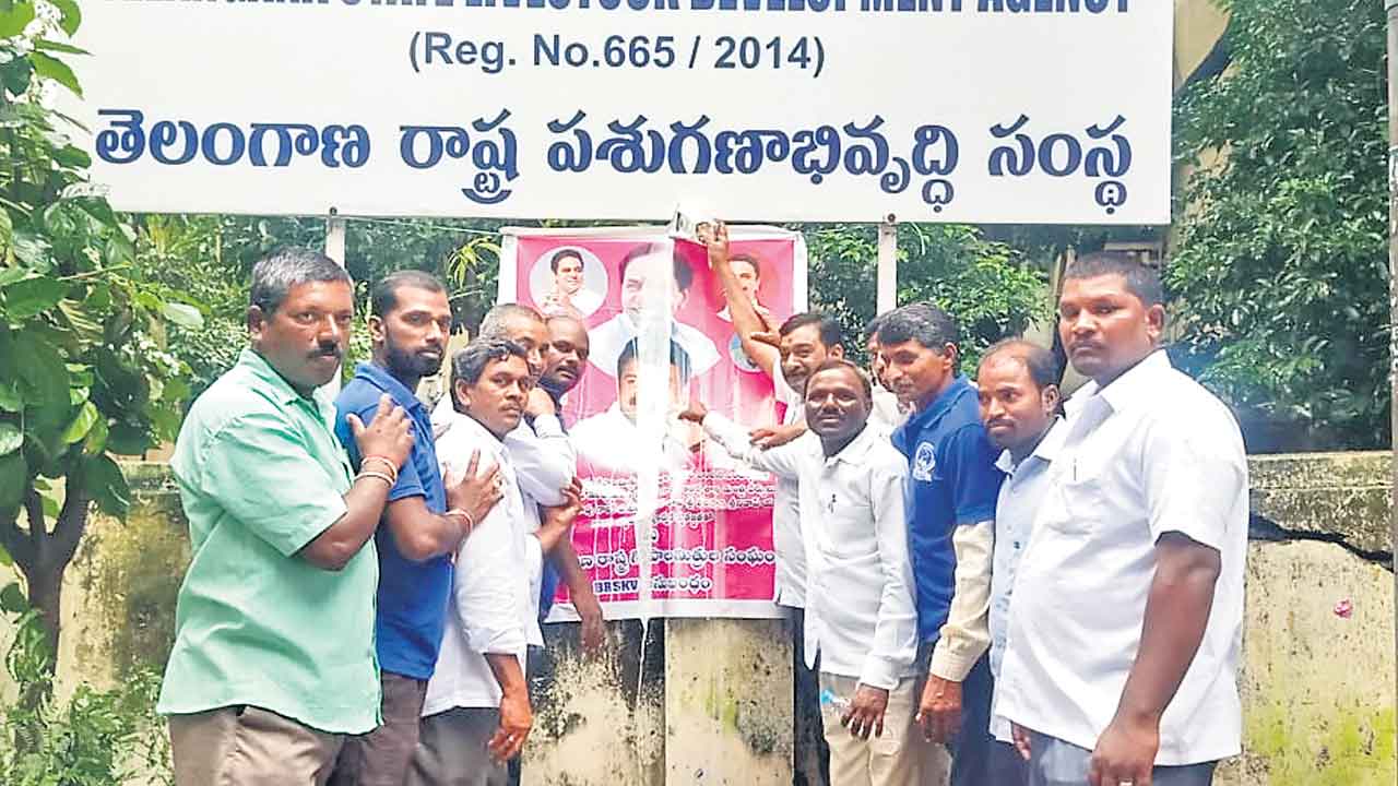 సీఎం కేసీఆర్‌ చిత్రపటానికి క్షీరాభిషేకం