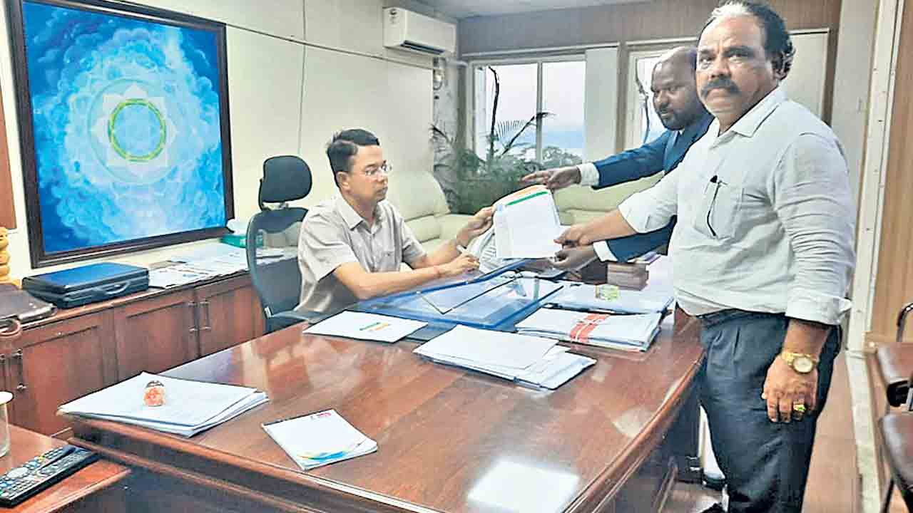 కిషన్‌రెడ్డికి కేంద్రమంత్రి హోదా తొలగించాలి