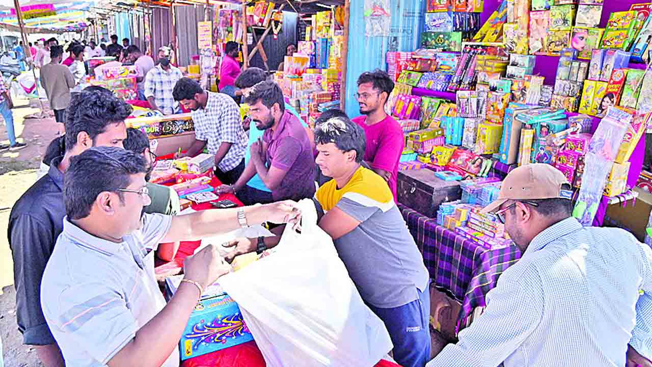 నేడు దీపావళి.. పండుగకు సర్వంసిద్ధం