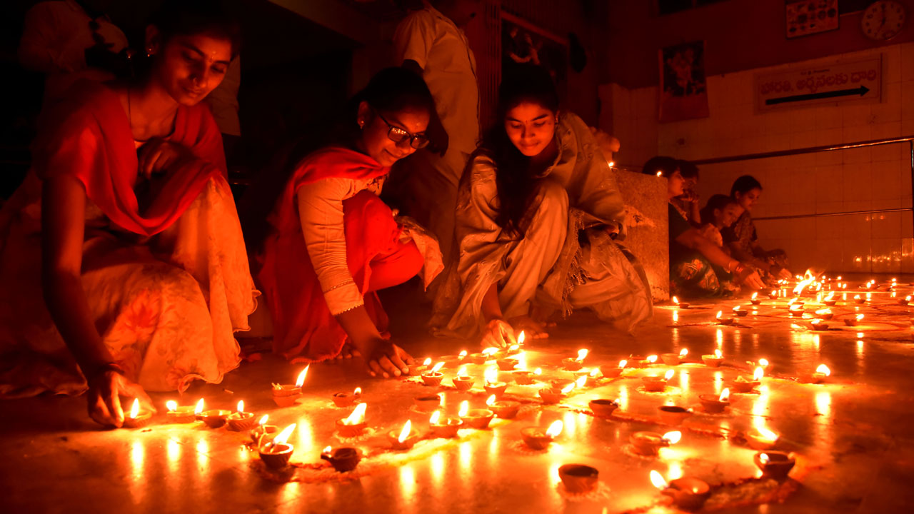 వెలుగు జిలుగుల దీపావళి