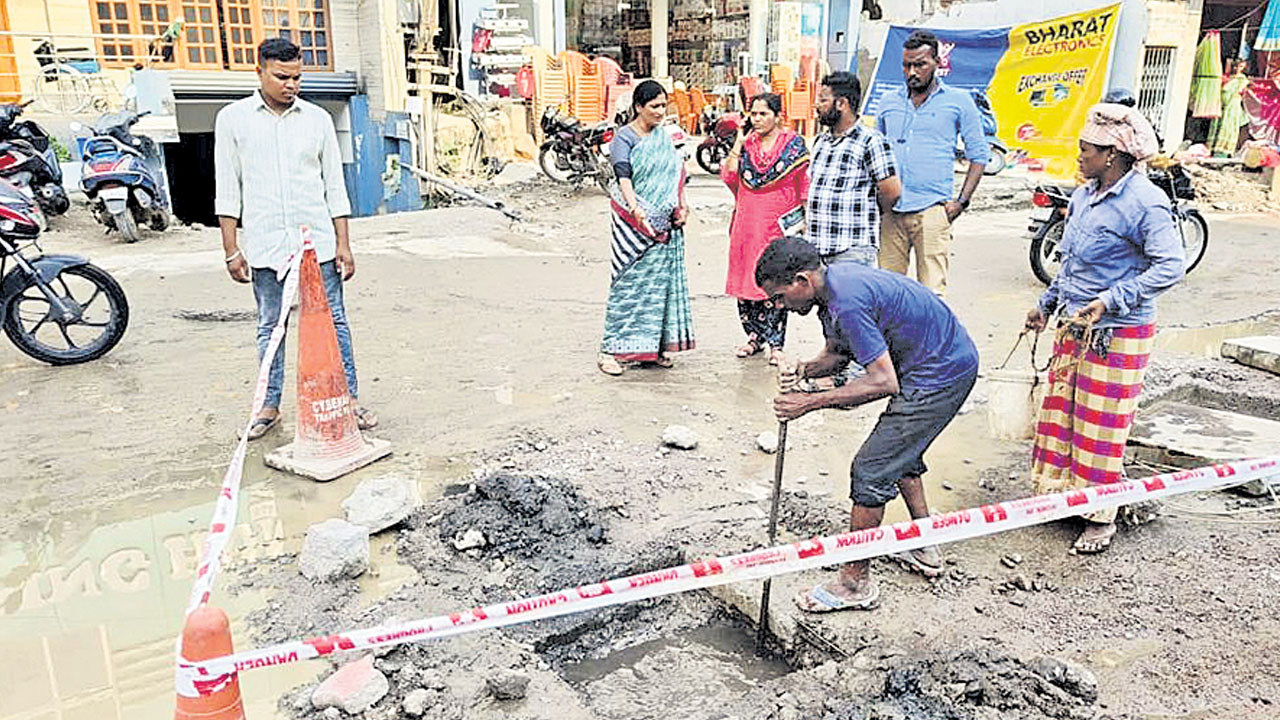 ఈ రోడ్లను బాగు..చేయరూ