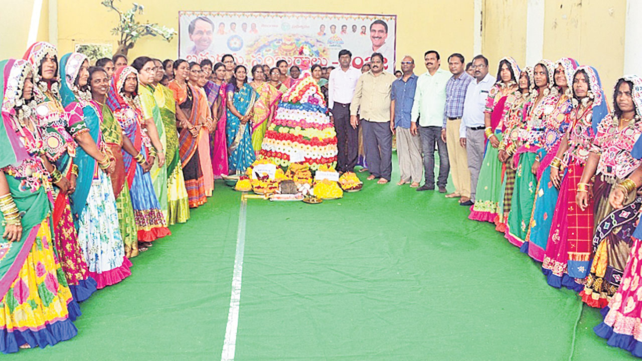 ఘనంగా సద్దుల బతుకమ్మ వేడుకలు