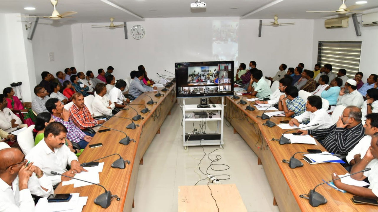 రెండు గంటల ముందే కేంద్రానికి రావాలి