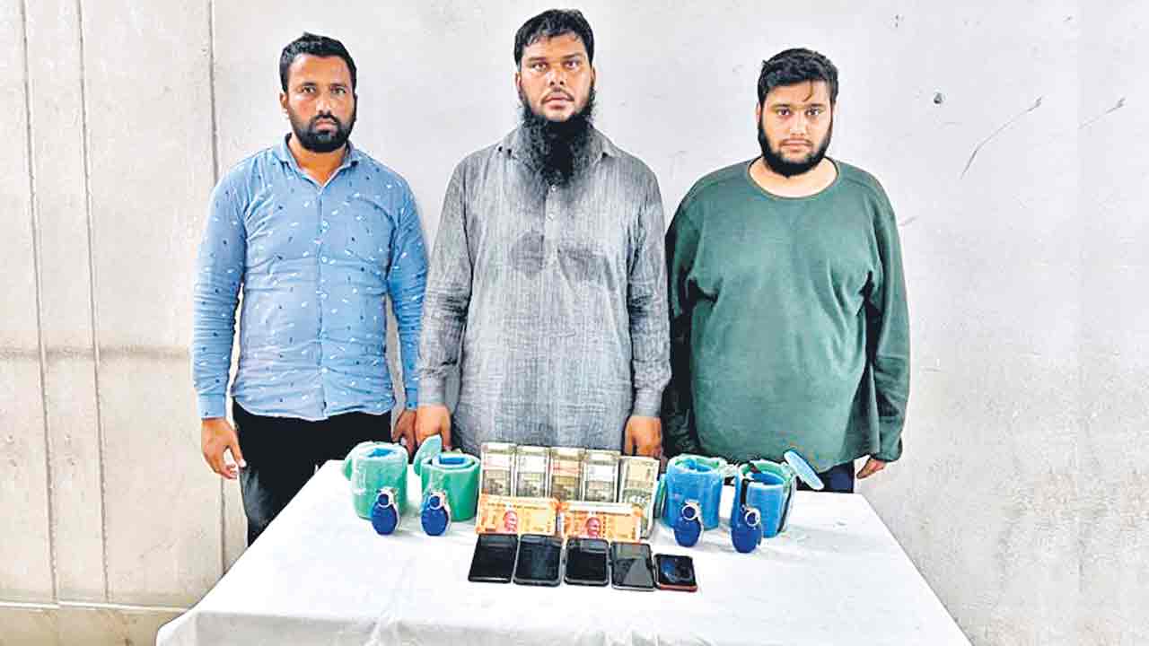 హైదరాబాద్‌లో భారీ పేలుళ్లకు కుట్ర