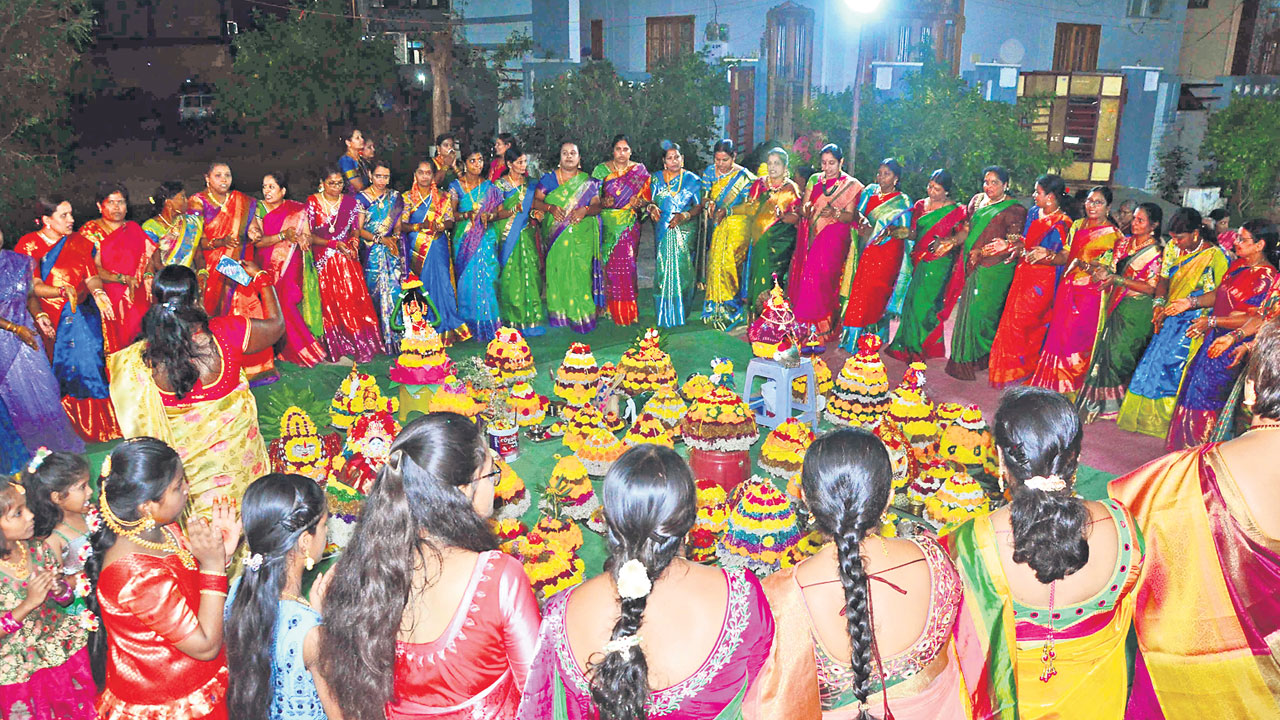 పుడమిపై పూలవర్షం