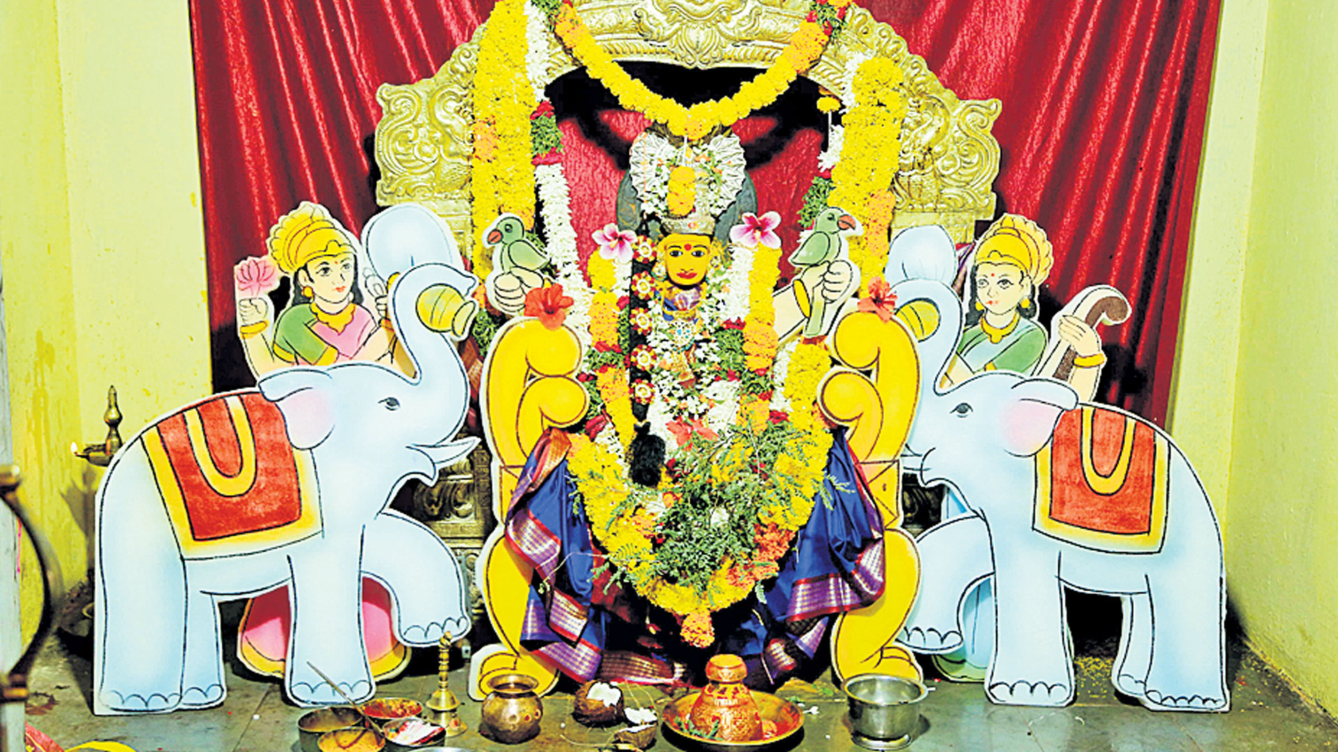 రాజరాజేశ్వరీదేవిగా అమ్మవారు