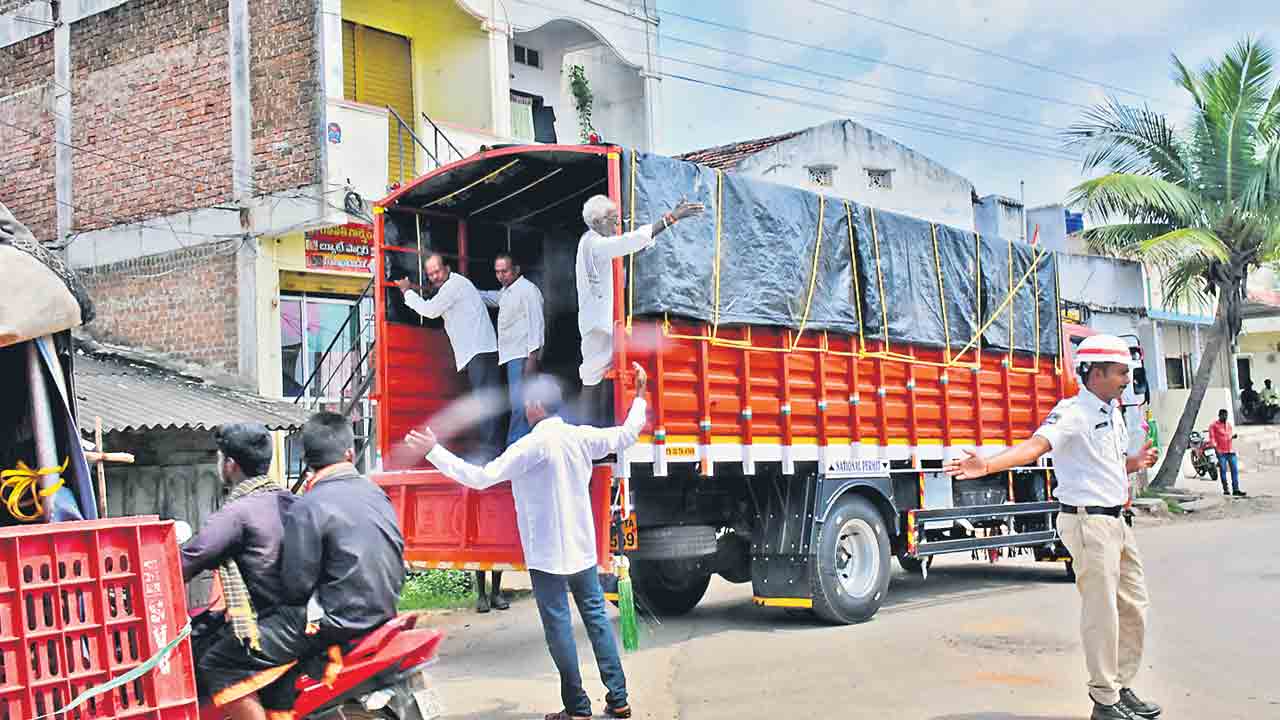 బీజేపీ ప్రచారంలో జనం ఏరి?