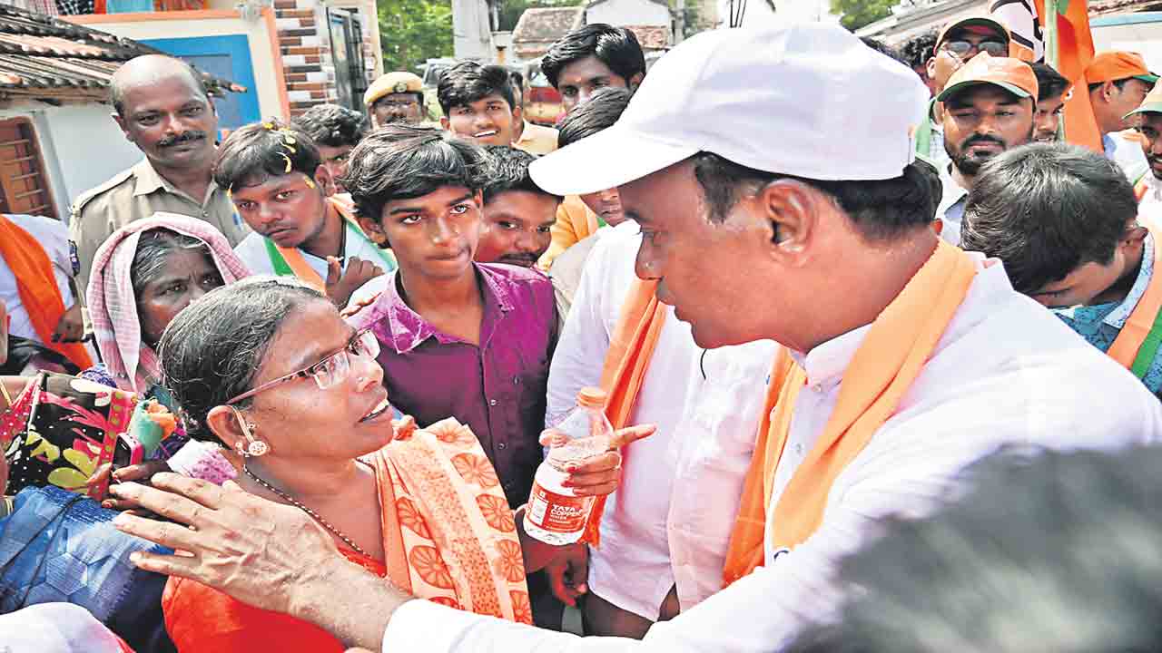 ఏం జేసినవని మా ఊరికొచ్చినవ్‌?.. రాజగోపాల్‌రెడ్డిని కడిగేసిన సత్తెమ్మ