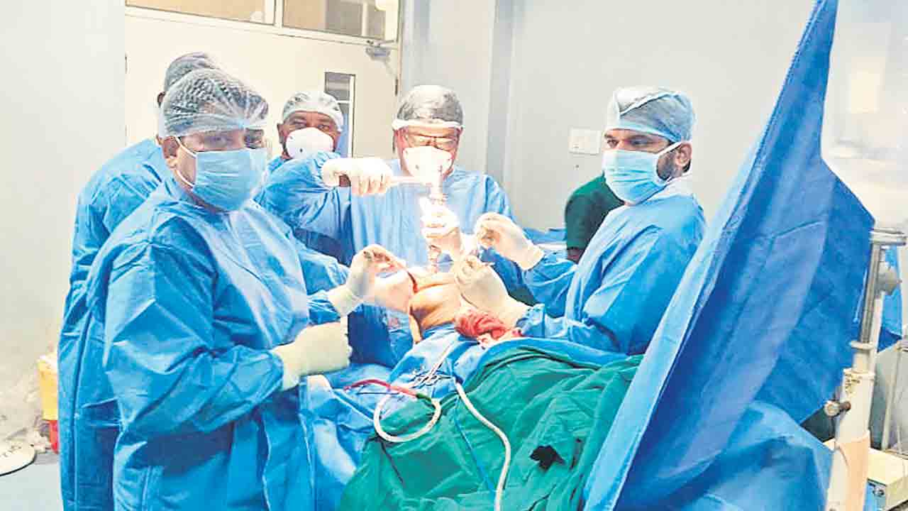 జీజీహెచ్‌ అరుదైన రికార్డు.. 24 గంటల్లో 10 మోకాలి చిప్ప మార్పిడి ఆపరేషన్లు