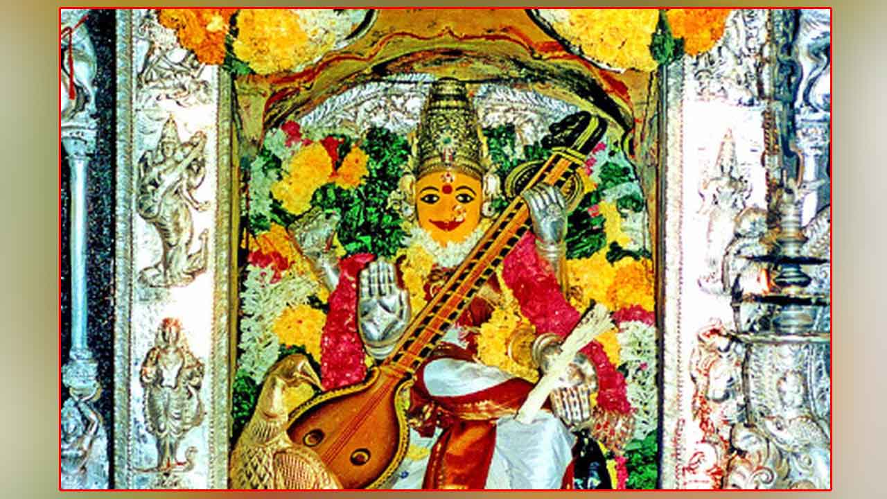 ఇంద్రకీలాద్రికి పోటెత్తిన భక్తులు..సరస్వతి రూపంలో దుర్గమ్మ దర్శనం
