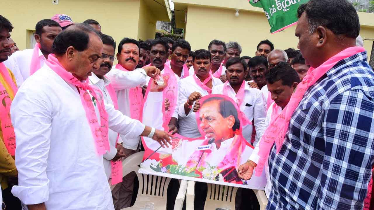 సీఎం కేసీఆర్ చిత్రపటానికి పాలాభిషేకం