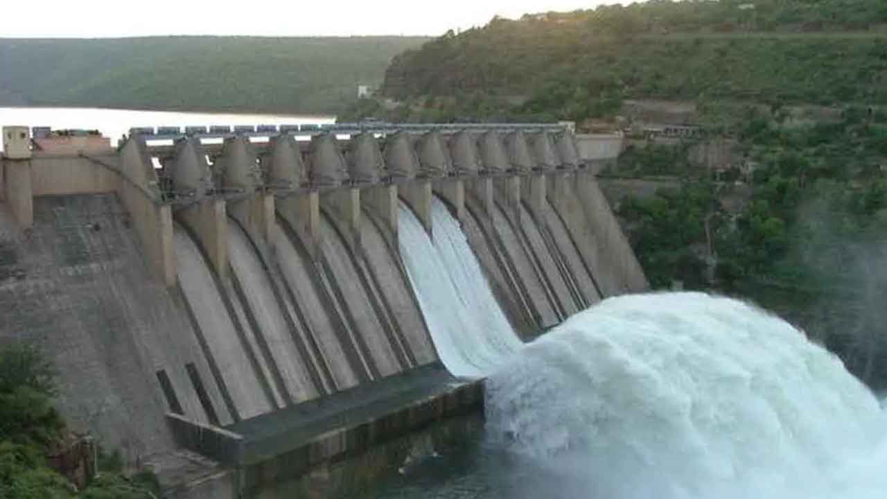 శ్రీశైలం డ్యాం రెండు గేట్లు ఎత్తి దిగువకు నీటి విడుదల