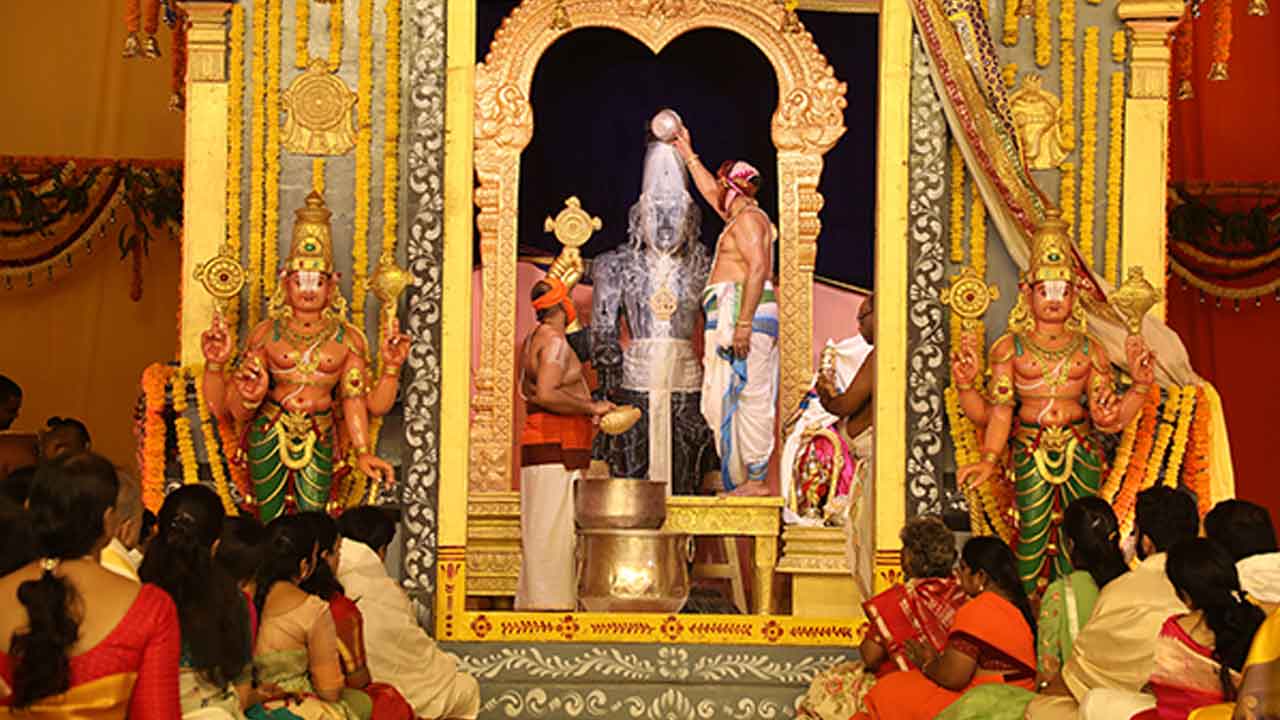 శ్రీవారి అభిషేక సేవతో పులకించిన హైదరాబాద్ భక్తజనం