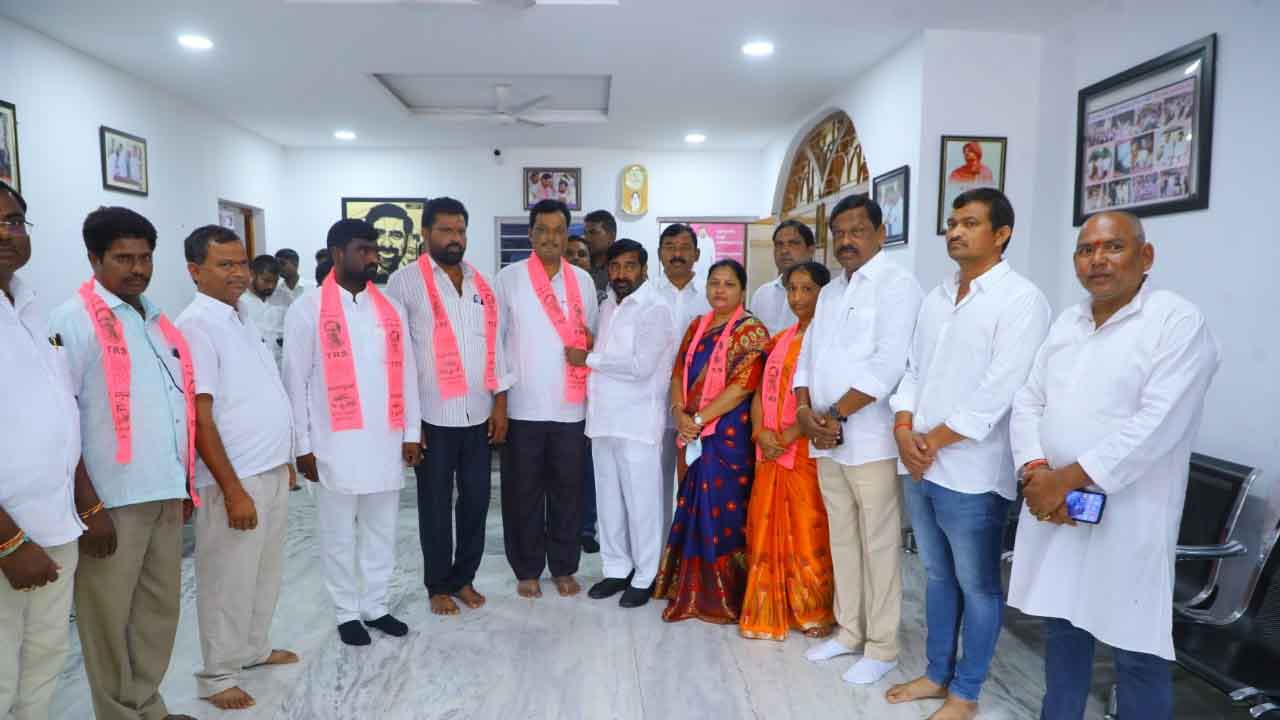 మునుగోడులో బీజేపీ, కాంగ్రెస్‌కు ఝలక్‌.. టీఆర్‌ఎస్‌లో సర్పంచుల చేరిక