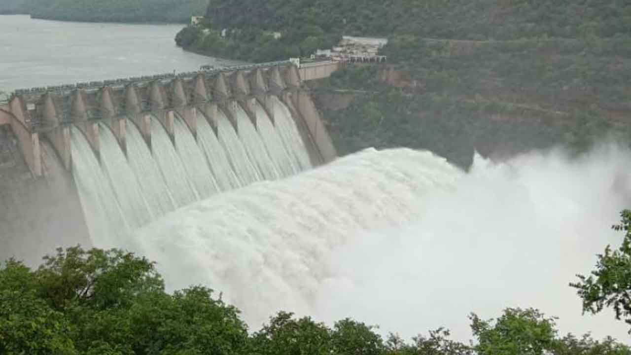 శ్రీశైలం జలాశయం 10 గేట్లు ఎత్తి నీటి విడుదల