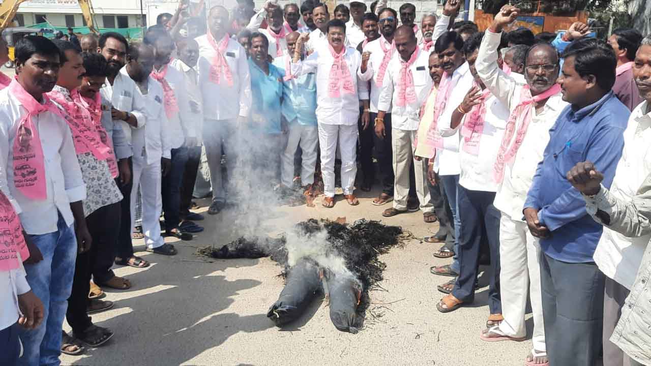 మెదక్‌లో కేంద్ర ప్రభుత్వ,మోదీ దిష్టిబొమ్మల దహనం