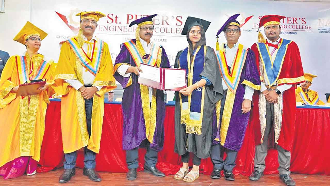 ఉద్యోగాలు సృష్టించే స్థాయికి ఎదగాలి