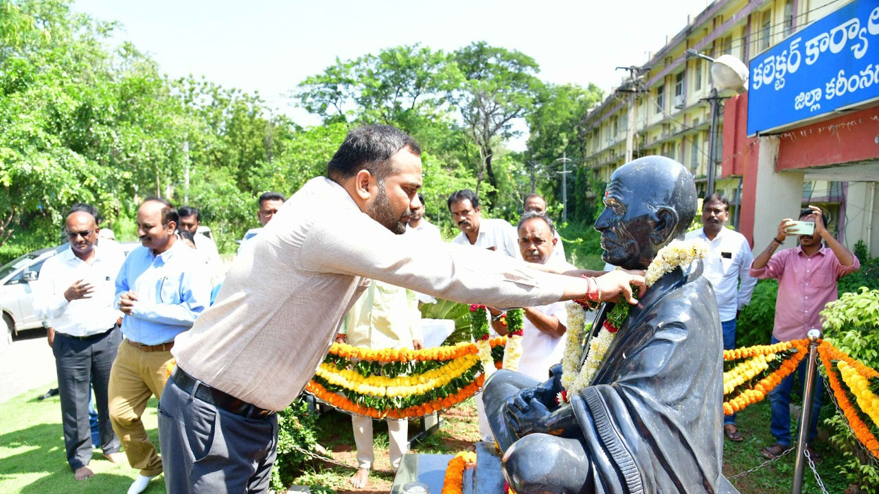 మహాత్ముడికి ఘన నివాళి