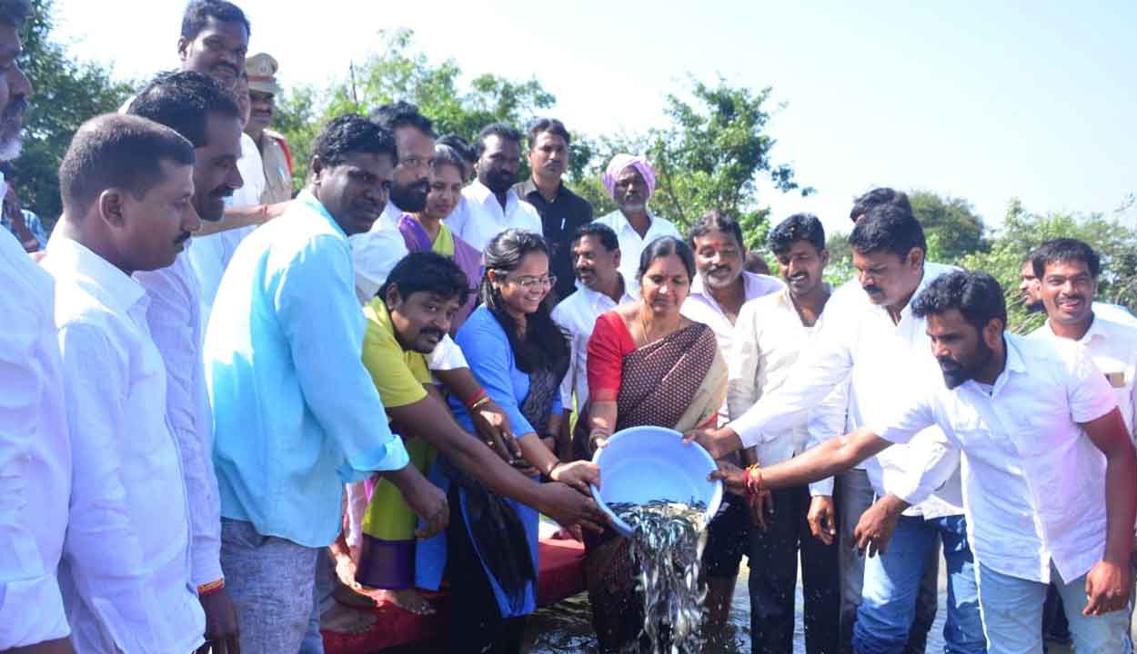 మత్స్యకారుల అభివృద్ధికి ప్రభుత్వం కృషి : పద్మా దేవేందర్‌రెడ్డి