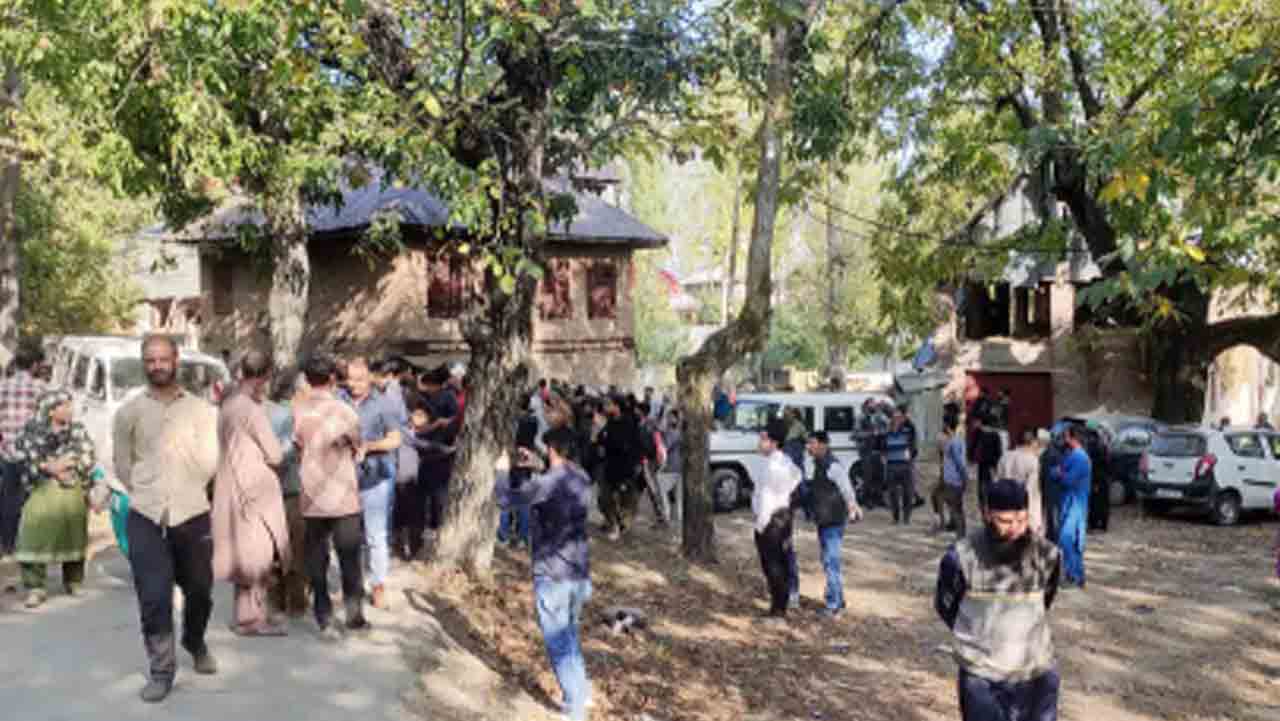 గ్రామాలను వీడుతున్న కశ్మీరీ పండిట్లు