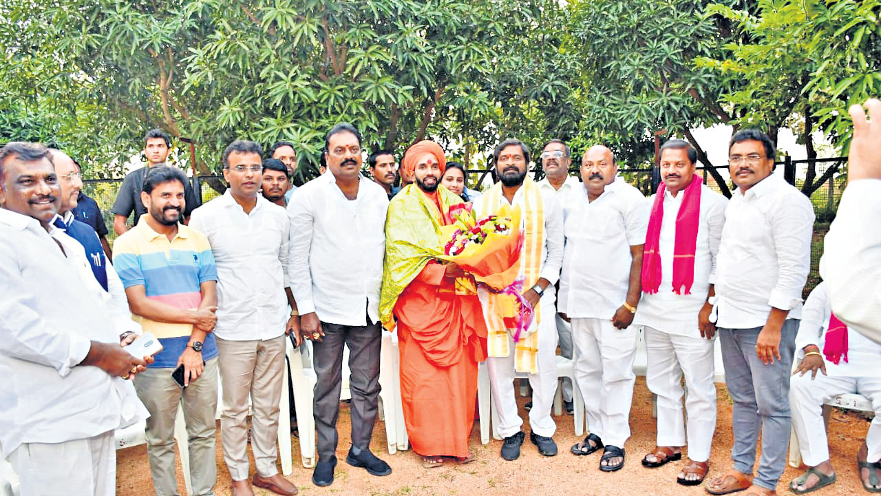 కర్ణాటక గీత కార్మికులకు మద్దతు