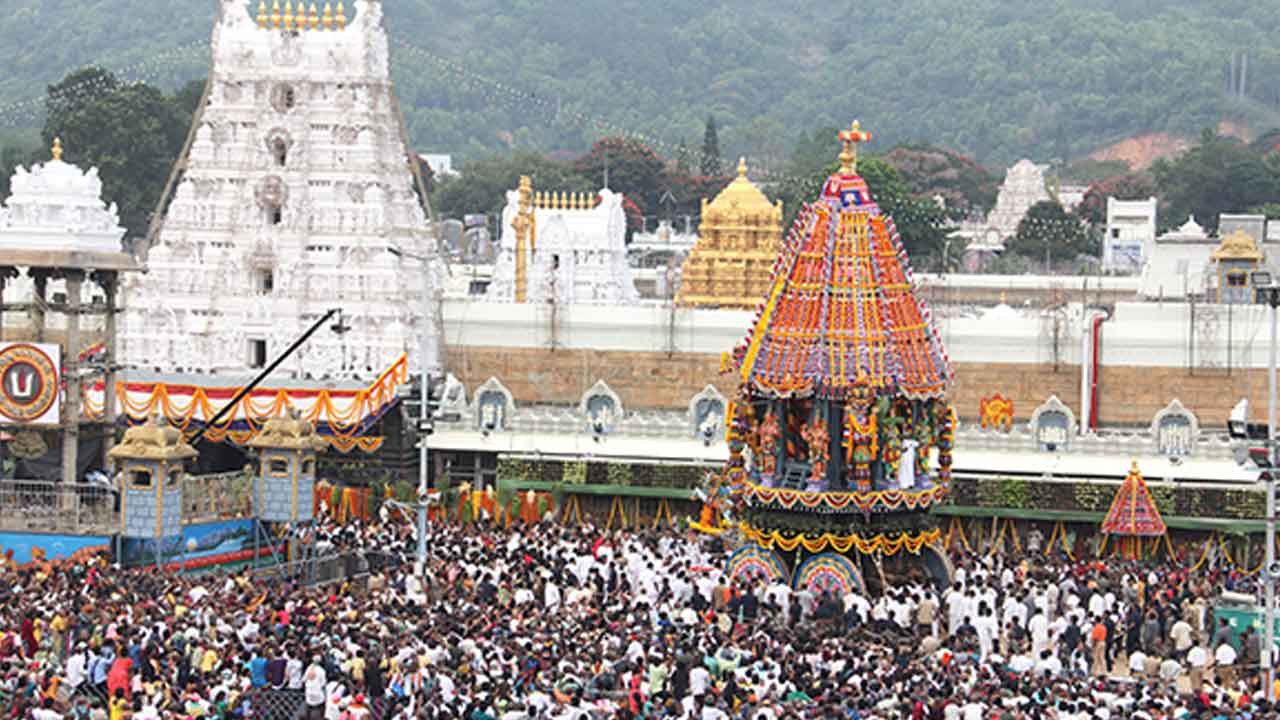 తిరుమలలో పెరిగిన భక్తుల రద్దీ..దర్శనానికి 10 గంటల సమయం