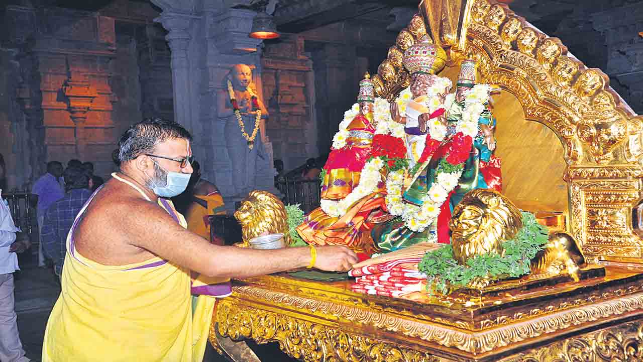 లక్ష్మీనరసింహుడికి సువర్ణ పుష్పార్చన